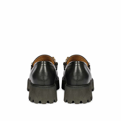 Saint Clara black leather moccasins: Timeless elegance for every step. Classic comfort in sleek black leather. Ideal for any occasion